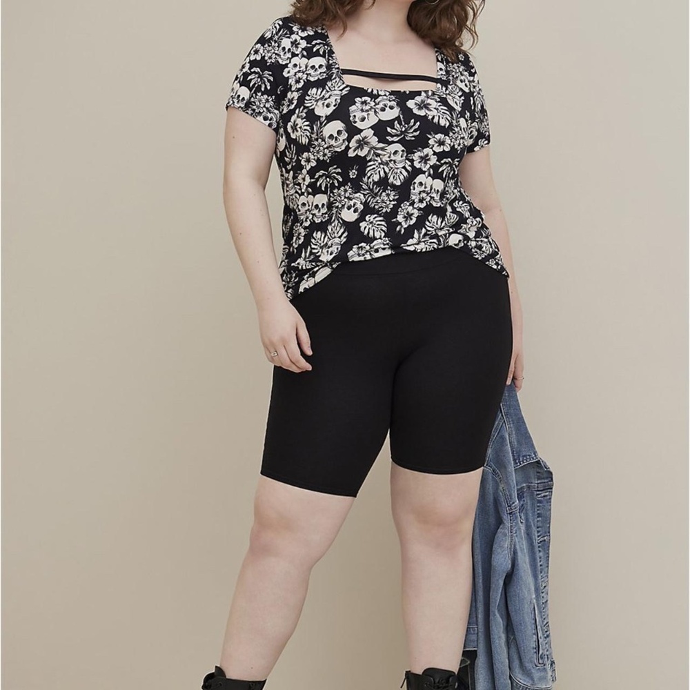 Torrid Love Sick Strappy Tee Black White Skull Pattern Size 1, 14/16, 1X
